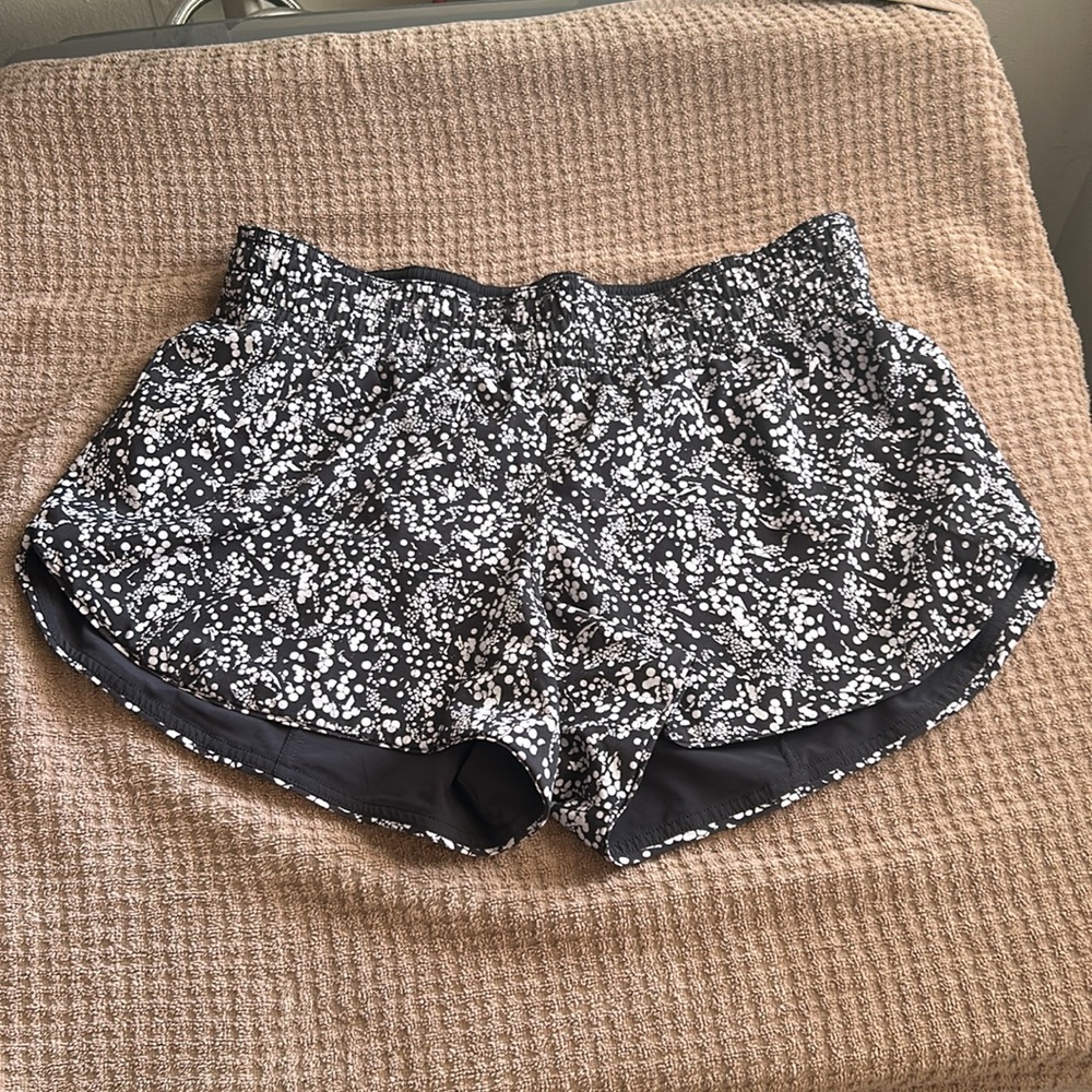 Lululemon Athletic Choose A Side Shorts White Bubble print ~ EUC - Picture 6 of 7